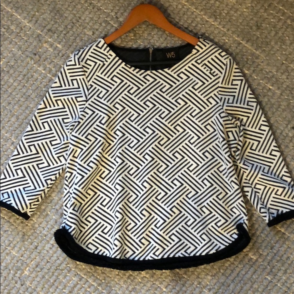 Geometric textured top